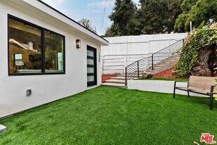 1900 Weepah Way in Los Angeles, CA - Building Photo