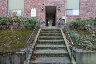 1800 SE Stark St in Portland, OR - Building Photo - Building Photo