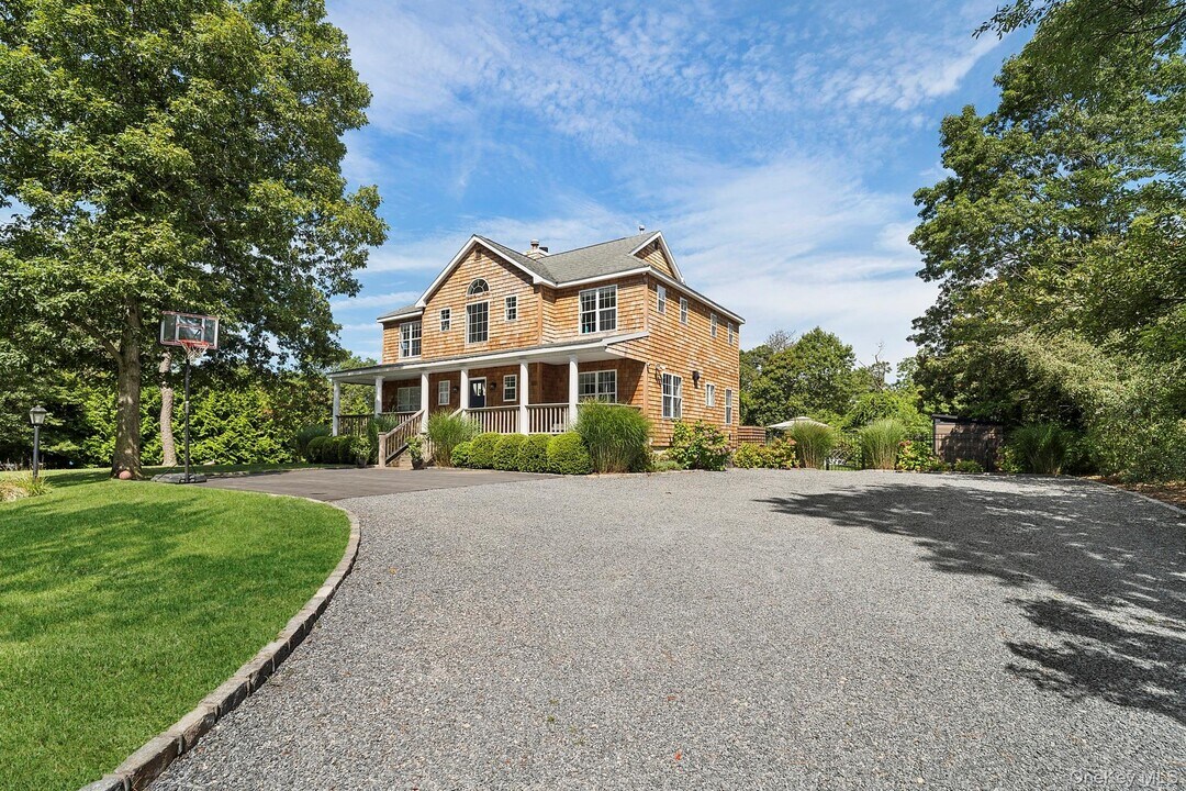 71 Old Canoe Place Rd in Hampton Bays, NY - Building Photo