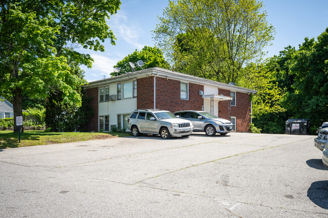 100 Arcadia Ave in Cranston, RI - Foto de edificio - Building Photo