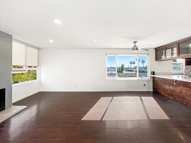 960 N San Vicente Blvd in West Hollywood, CA - Building Photo - Building Photo