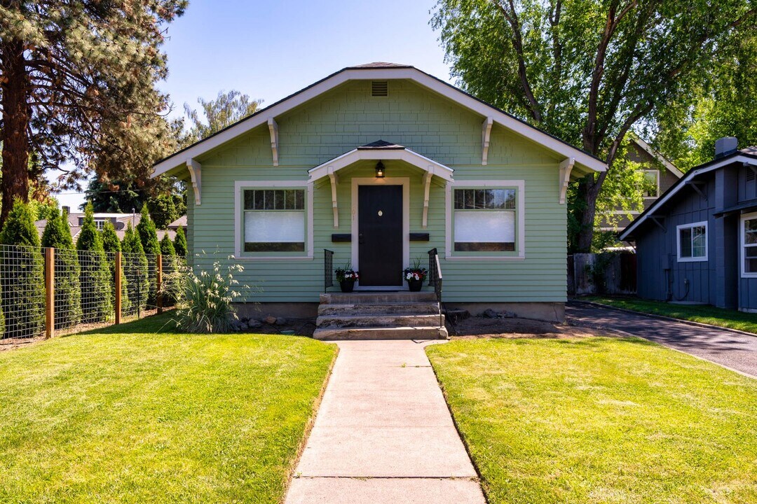 501 NW Newport Ave in Bend, OR - Building Photo