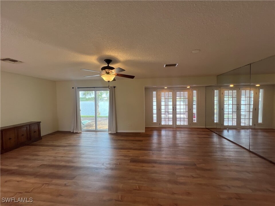 4305 Island Cir in Ft. Myers, FL - Building Photo