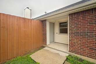 945 Ramblewood Dr in Lewisville, TX - Building Photo - Building Photo