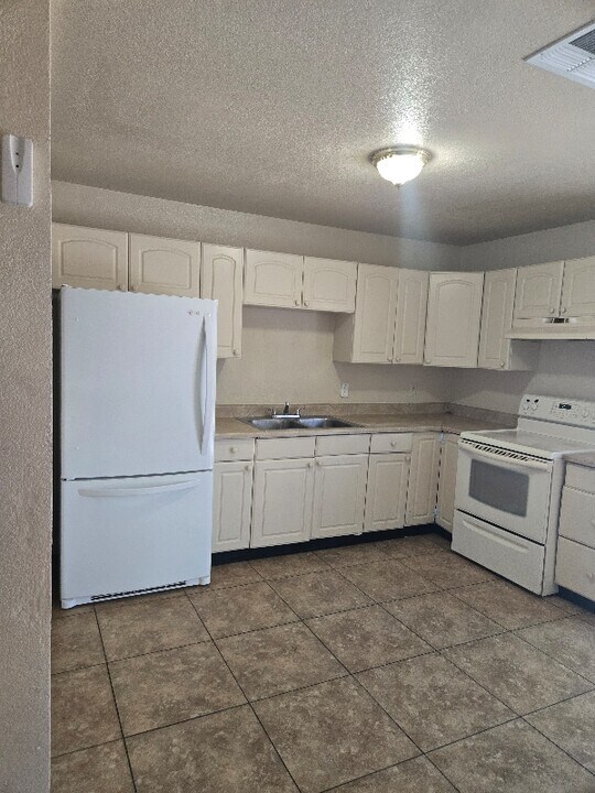 800 N Jones Blvd in Las Vegas, NV - Building Photo
