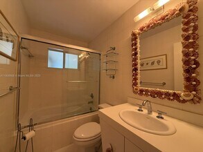 1728 NE 39th St in Oakland Park, FL - Building Photo - Building Photo