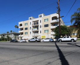 15435 Vanowen St in Van Nuys, CA - Foto de edificio - Building Photo
