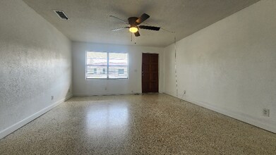 1750 S Palmetto Ave in South Daytona, FL - Foto de edificio - Building Photo