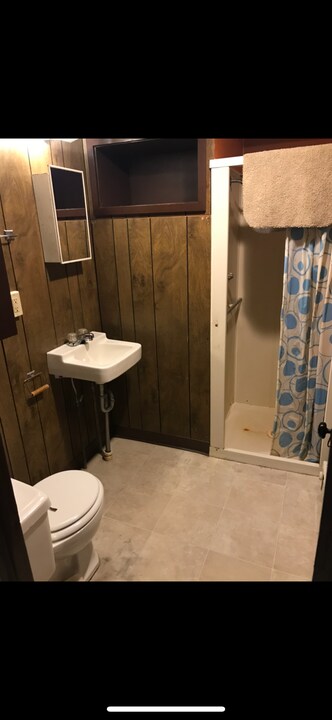 6638 W Lake Dr in Fremont, MI - Building Photo