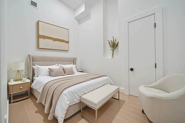 19 St Marks Pl in New York, NY - Building Photo - Building Photo