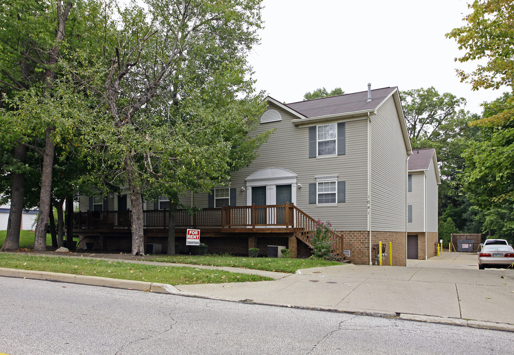 1041 Clyde Ave in Cuyahoga Falls, OH - Building Photo