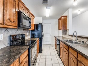 301 Honeysuckle Ct in Red Oak, TX - Building Photo - Building Photo