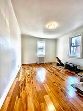 2051 27th St, Unit 1fl in Astoria, NY - Building Photo - Building Photo