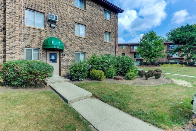 8108 Waterbury Ct, Unit 407 in Woodridge, IL - Building Photo - Building Photo