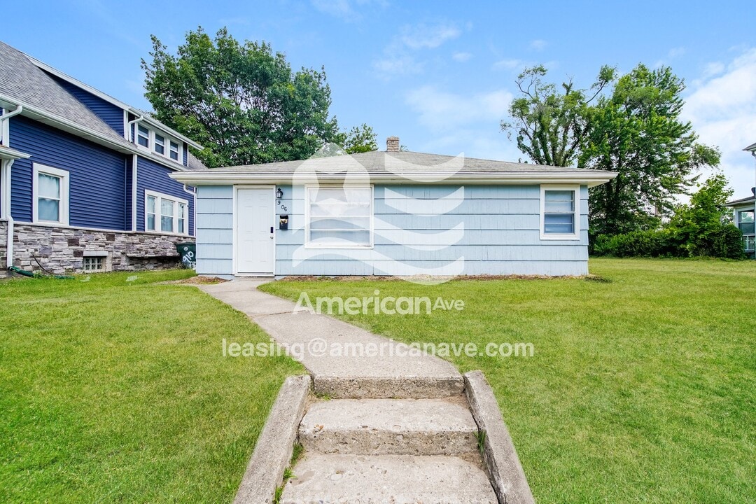 906 N Adams St in South Bend, IN - Foto de edificio