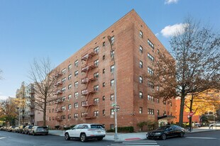 Parkway Towers in Bronx, NY - Building Photo