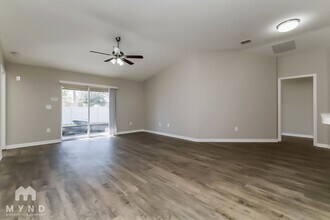 8133 Alamosa Wood Ave in Ruskin, FL - Foto de edificio - Building Photo