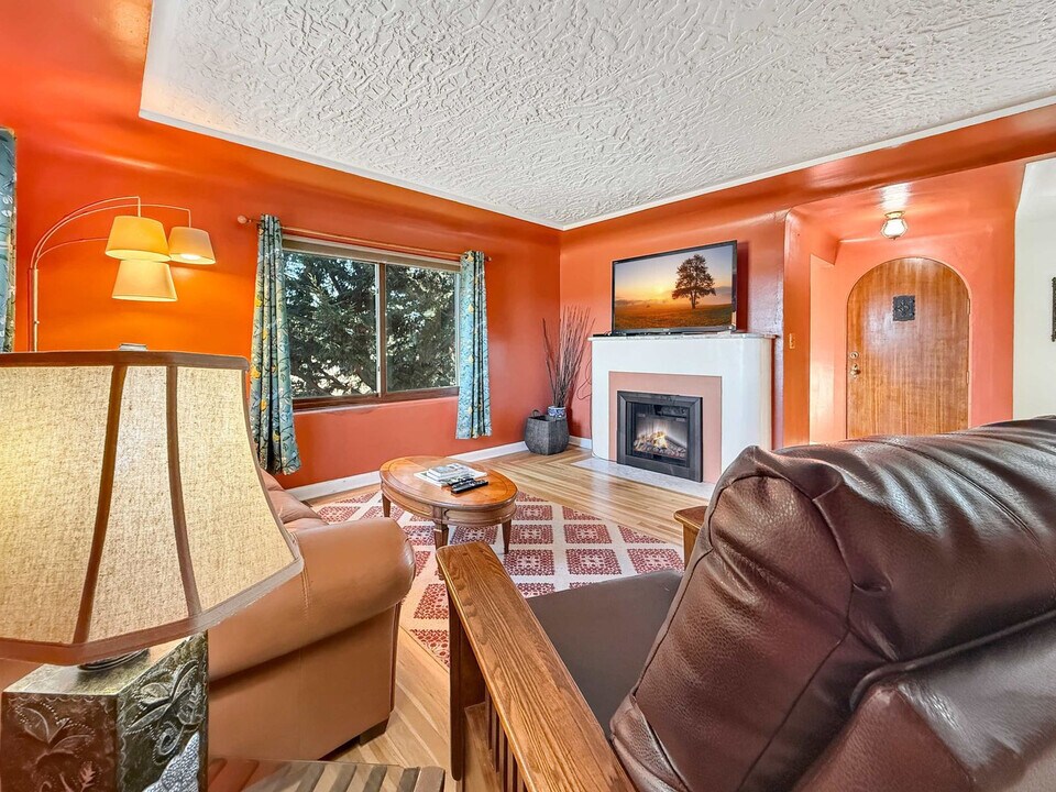 1430 W Hendrickson Rd in Sequim, WA - Foto de edificio