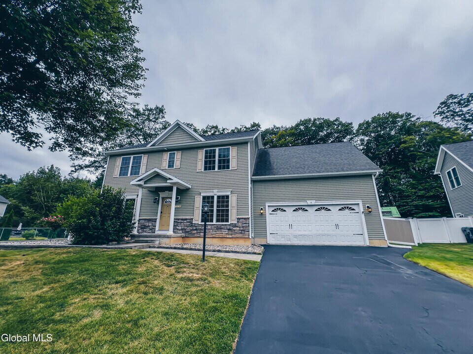 4 Elizabeth Ct in Clifton Park, NY - Building Photo