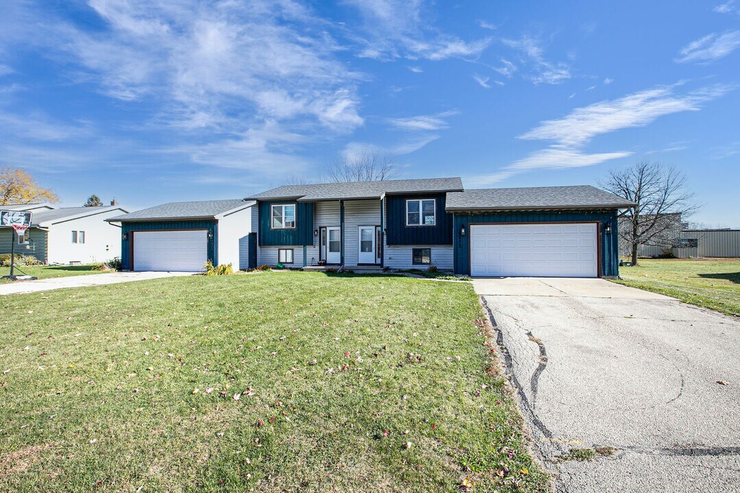 2273 Country Ln in Neenah, WI - Building Photo