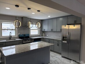 162 Holly St in Woodbridge Township, NJ - Foto de edificio - Building Photo