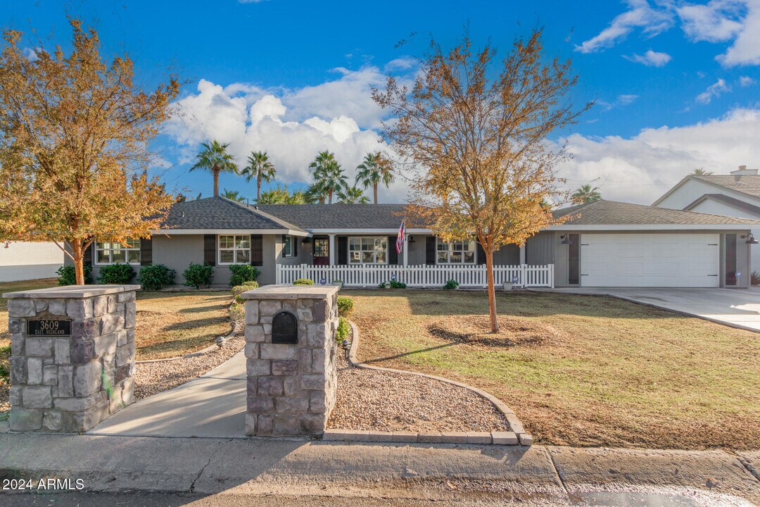 3609 E Highland Ave in Phoenix, AZ - Foto de edificio