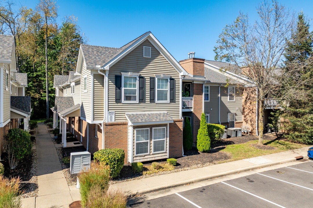 Lenox Village Condominiums in Fairlawn, OH - Building Photo