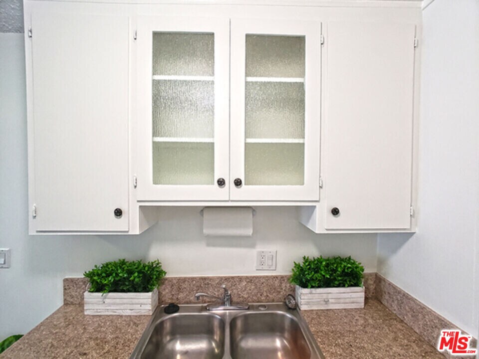 5656 La Mirada Ave in Los Angeles, CA - Building Photo