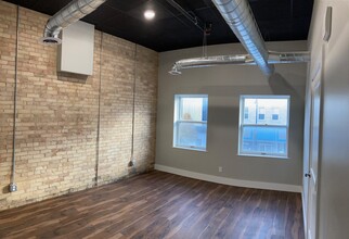 114 S Main St, Unit B in Mt. Pleasant, MI - Building Photo - Building Photo