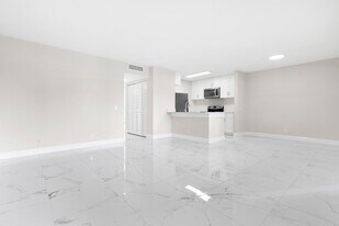 712 Meadows Cir in Boynton Beach, FL - Building Photo