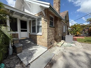 5025 SW 64th Ave in Davie, FL - Building Photo - Building Photo