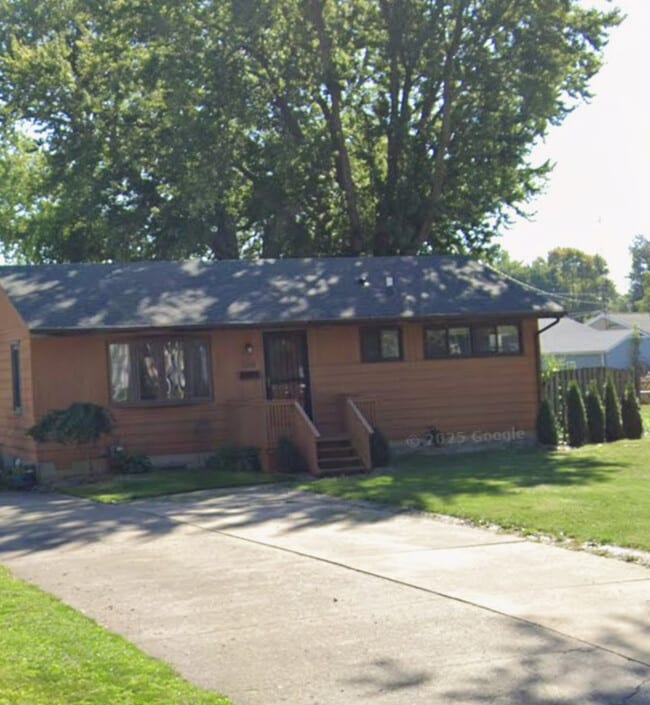 property at 1632 Oakmont Ln
