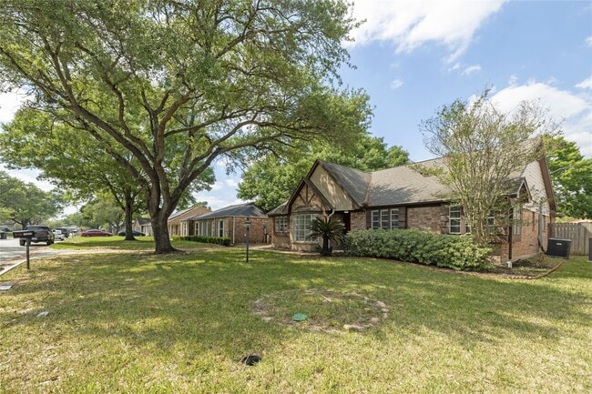 13834 Oakwood Ln in Sugar Land, TX - Building Photo - Building Photo