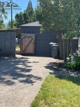 611 Centennial Blvd in Springfield, OR - Building Photo - Building Photo