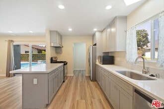 327 Bradbury Rd in Monrovia, CA - Building Photo - Building Photo