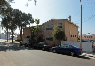 829 Ocean Park Blvd in Santa Monica, CA - Foto de edificio - Building Photo