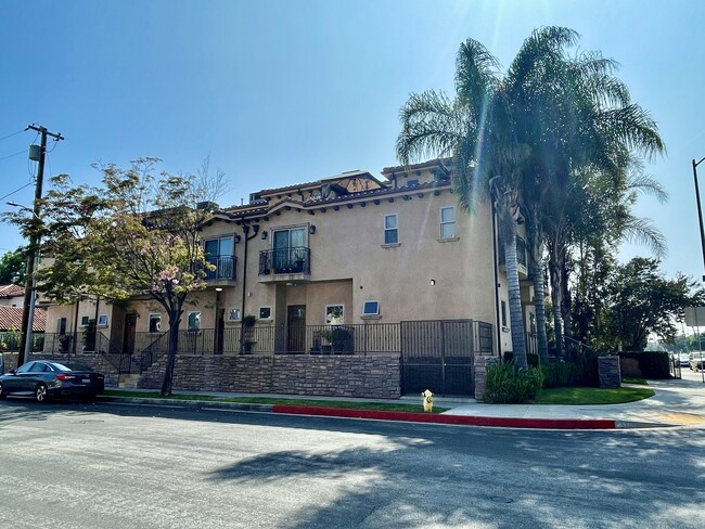 14702 Magnolia Blvd in Sherman Oaks, CA - Foto de edificio - Building Photo