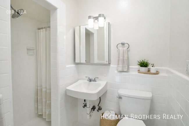 654 S Dunsmuir Ave, Unit 110 in Los Angeles, CA - Building Photo - Building Photo