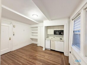 321 E 43rd St in New York, NY - Building Photo - Building Photo