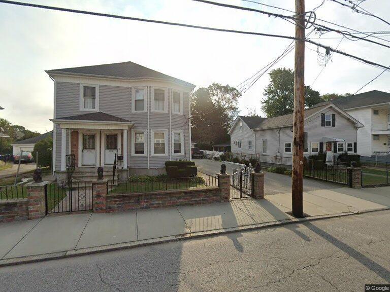 889 York Ave in Pawtucket, RI - Foto de edificio