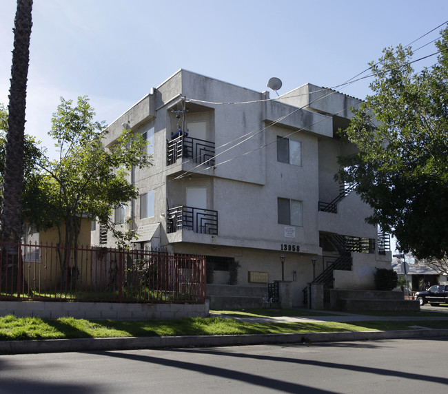 13958 Bessemer St in Van Nuys, CA - Foto de edificio - Building Photo
