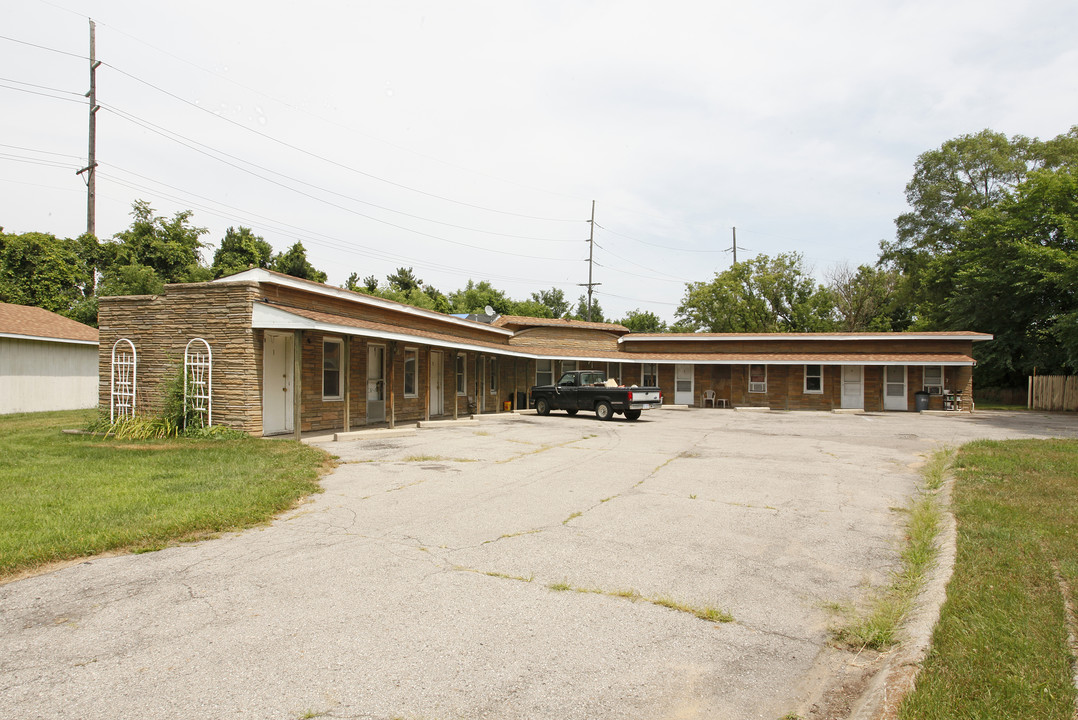 10605 I-94 South Service Dr in Belleville, MI - Building Photo