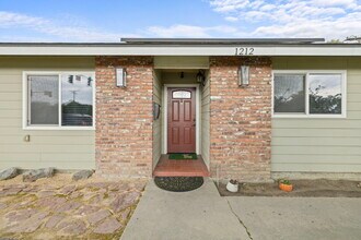 1212 S Demaree St in Visalia, CA - Building Photo - Building Photo
