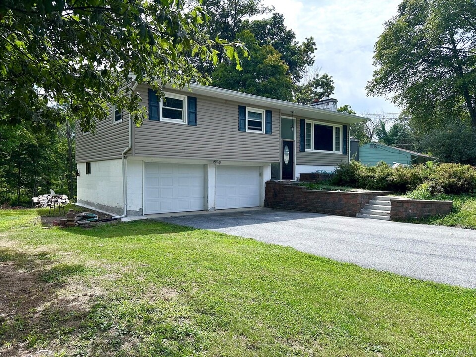 171 Roosevelt Rd in Hyde Park, NY - Building Photo