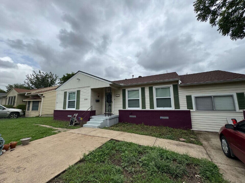 2318 Fenwick Dr in Dallas, TX - Building Photo