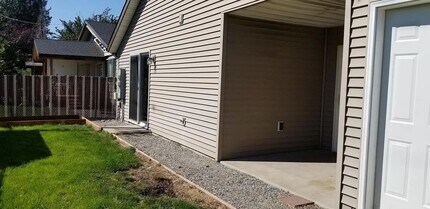 2192 West Appleway Ave. in Coeur d'Alene, ID - Building Photo - Building Photo