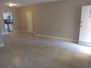 10001 W Bay Harbor Dr in Bay Harbor Islands, FL - Building Photo - Building Photo
