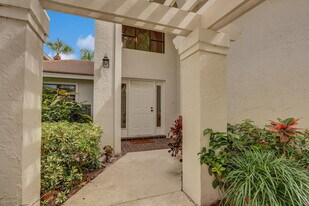 16000 W Bay Dr in Jupiter, FL - Building Photo