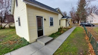 204 6th Ave in Shell Lake, WI - Building Photo