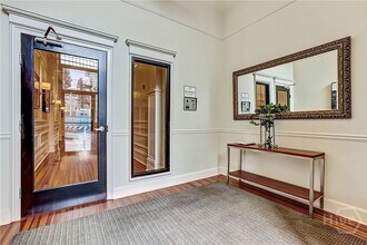 9 W York St in Savannah, GA - Building Photo - Building Photo